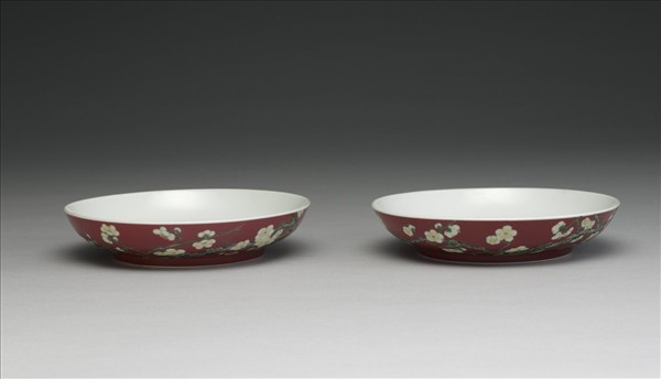 琺瑯彩紅地梅花紋碟