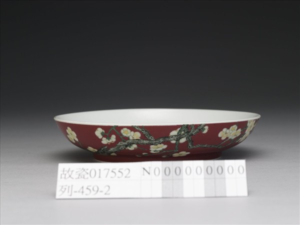 琺瑯彩紅地梅花紋碟