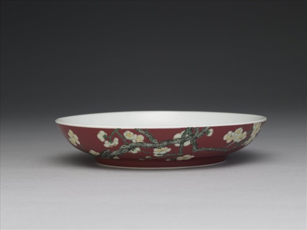 琺瑯彩紅地梅花紋碟