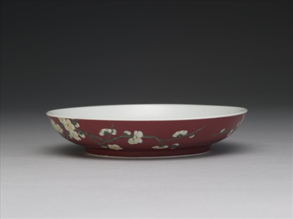 琺瑯彩紅地梅花紋碟