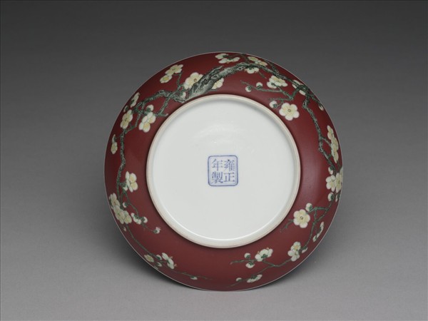琺瑯彩紅地梅花紋碟