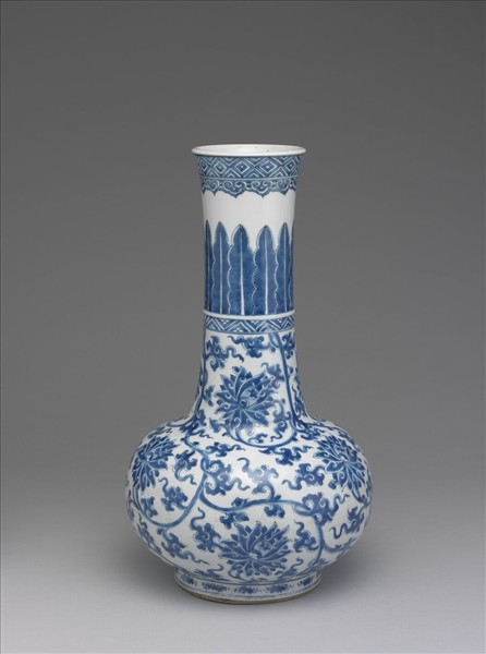青花番蓮紋長頸瓶