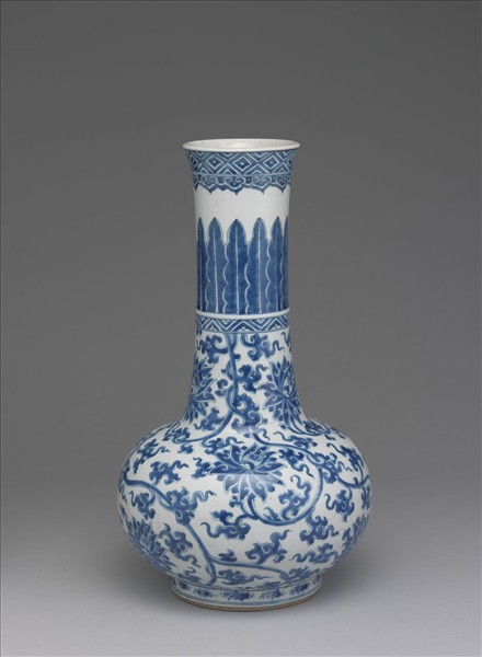 青花番蓮紋長頸瓶