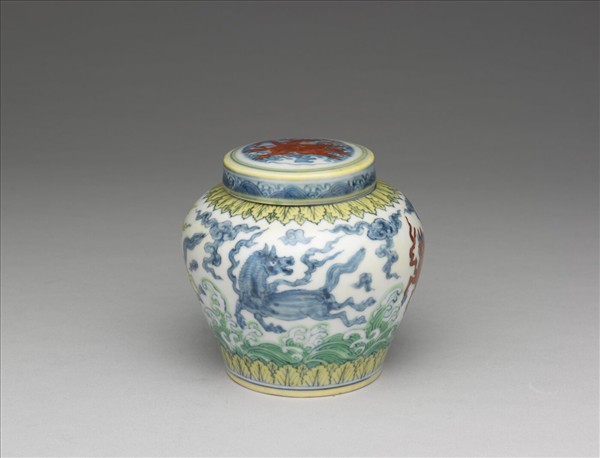 「天」字款 鬥彩波濤天馬紋蓋罐