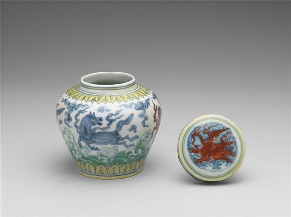 「天」字款 鬥彩波濤天馬紋蓋罐