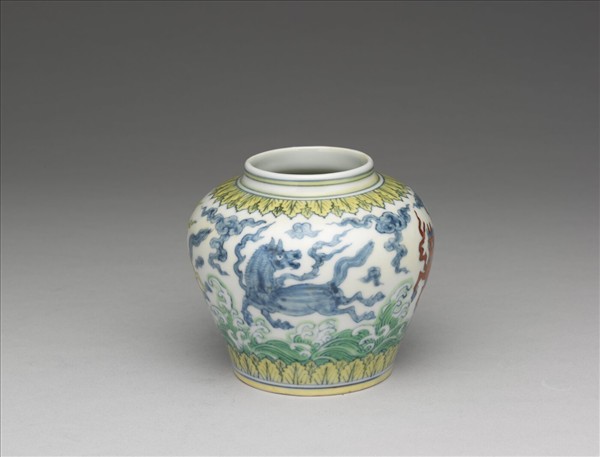 「天」字款 鬥彩波濤天馬紋蓋罐