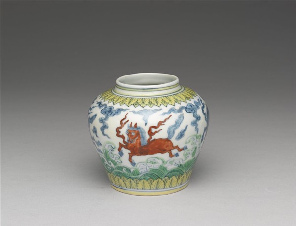 「天」字款 鬥彩波濤天馬紋蓋罐