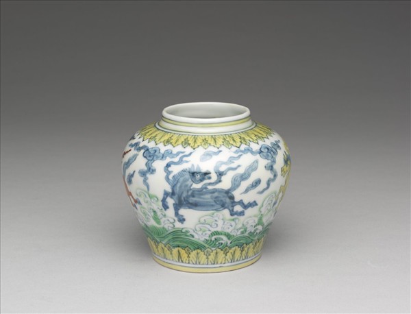 「天」字款 鬥彩波濤天馬紋蓋罐