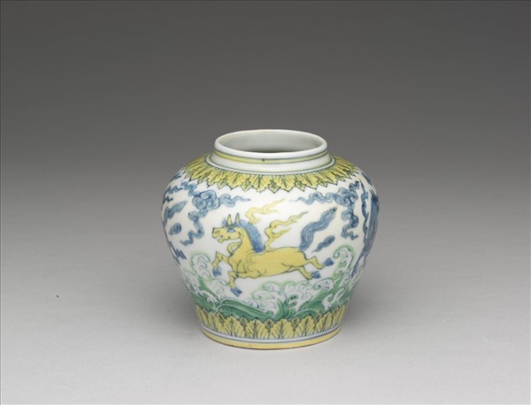 「天」字款 鬥彩波濤天馬紋蓋罐