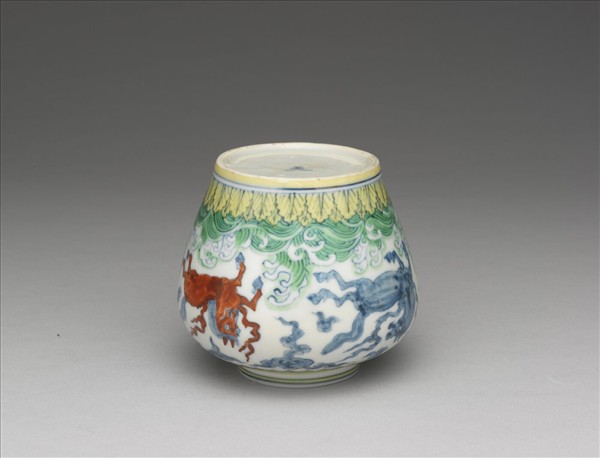 「天」字款 鬥彩波濤天馬紋蓋罐