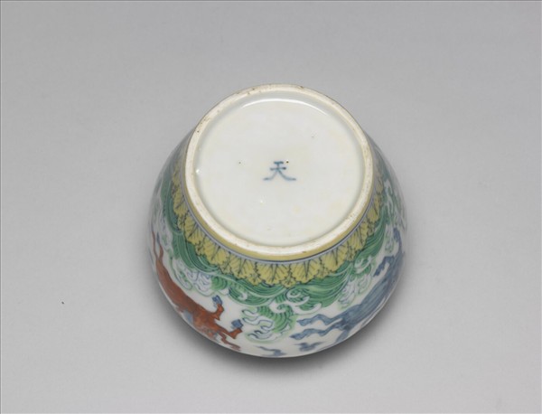 「天」字款 鬥彩波濤天馬紋蓋罐