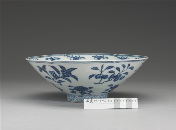 青花四季花果紋葵瓣口碗