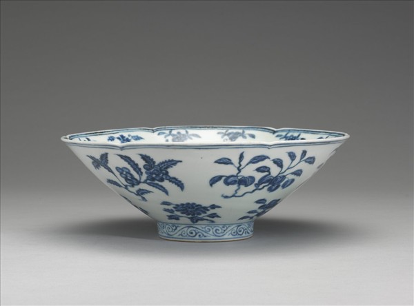 青花四季花果紋葵瓣口碗