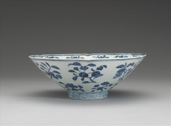 青花四季花果紋葵瓣口碗