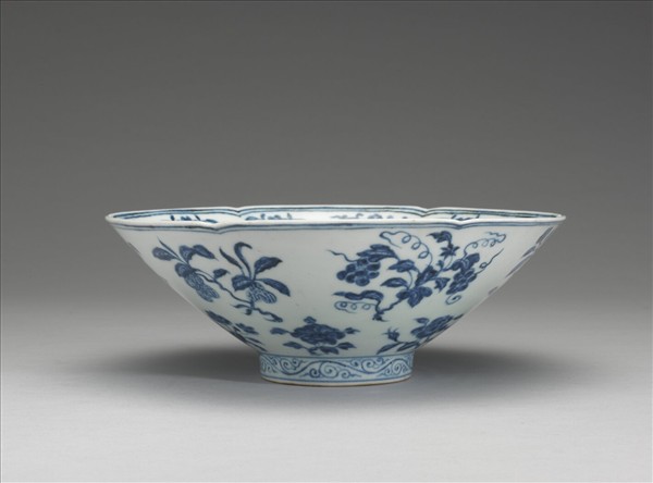 青花四季花果紋葵瓣口碗