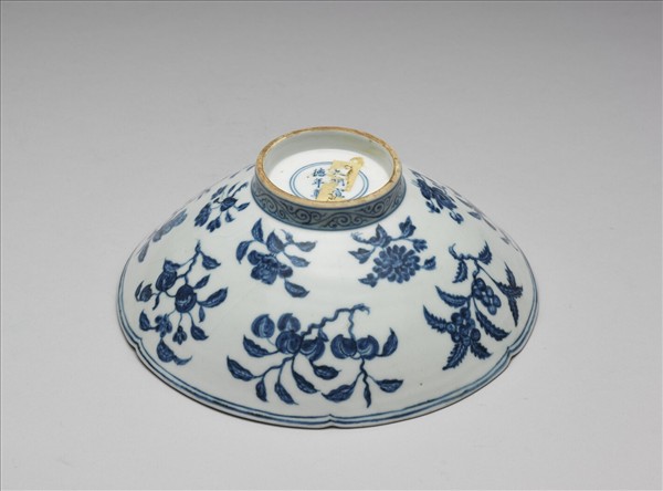 青花四季花果紋葵瓣口碗