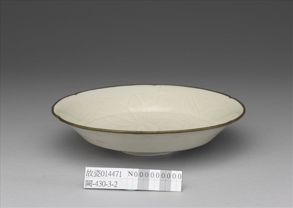 定窯 白瓷劃花蓮花紋葵瓣口折腰盤