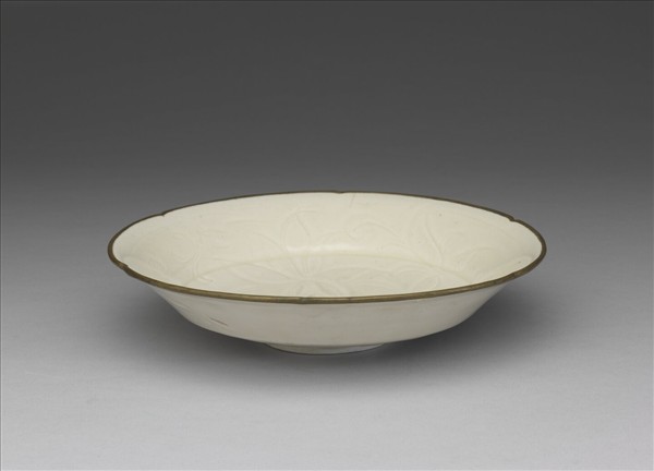 定窯 白瓷劃花蓮花紋葵瓣口折腰盤