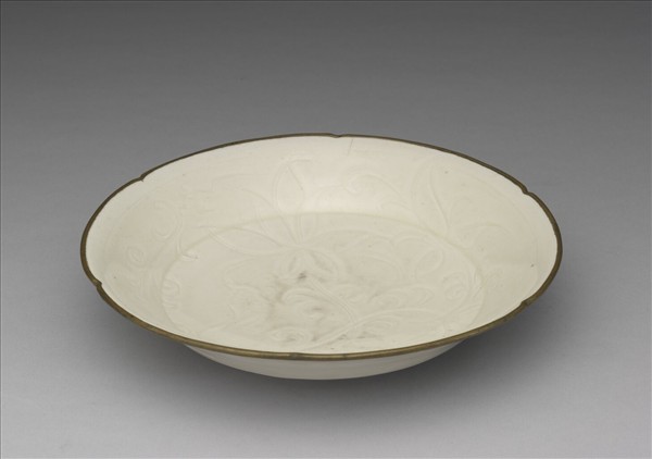 定窯 白瓷劃花蓮花紋葵瓣口折腰盤