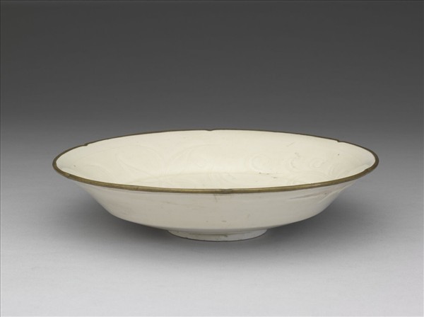 定窯 白瓷劃花蓮花紋葵瓣口折腰盤