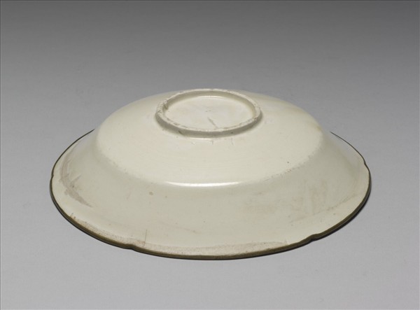 定窯 白瓷劃花蓮花紋葵瓣口折腰盤