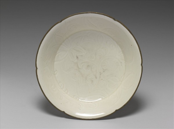 定窯 白瓷劃花蓮花紋葵瓣口折腰盤