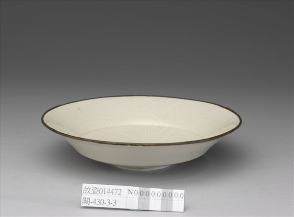 定窯 白瓷劃花蓮花紋葵瓣口折腰盤