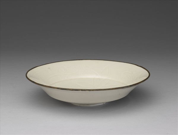 定窯 白瓷劃花蓮花紋葵瓣口折腰盤