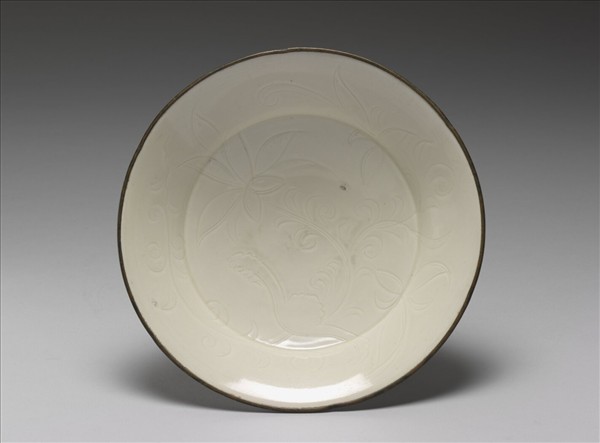定窯 白瓷劃花蓮花紋葵瓣口折腰盤