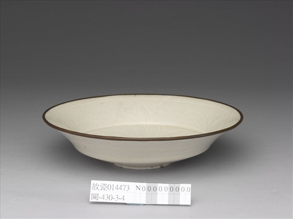 定窯 白瓷劃花蓮花紋折腰盤