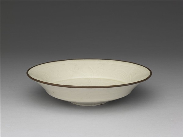 定窯 白瓷劃花蓮花紋折腰盤