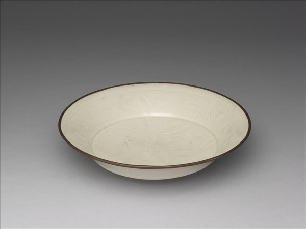 定窯 白瓷劃花蓮花紋折腰盤