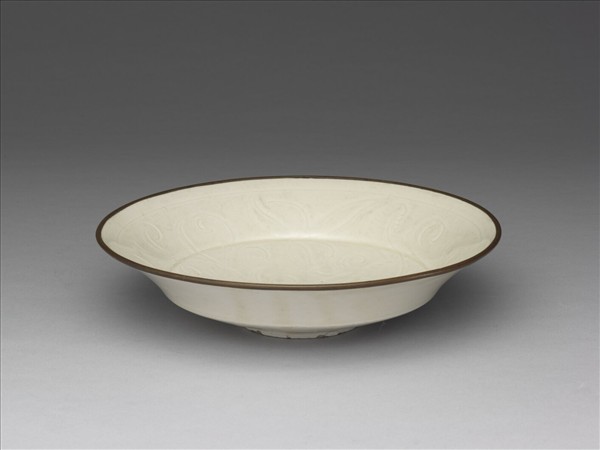 定窯 白瓷劃花蓮花紋折腰盤