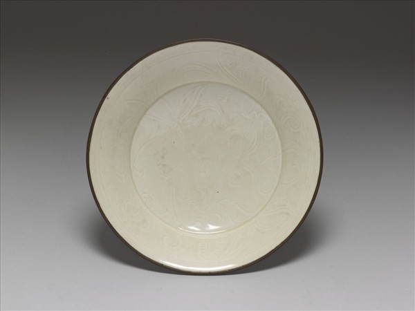 定窯 白瓷劃花蓮花紋折腰盤