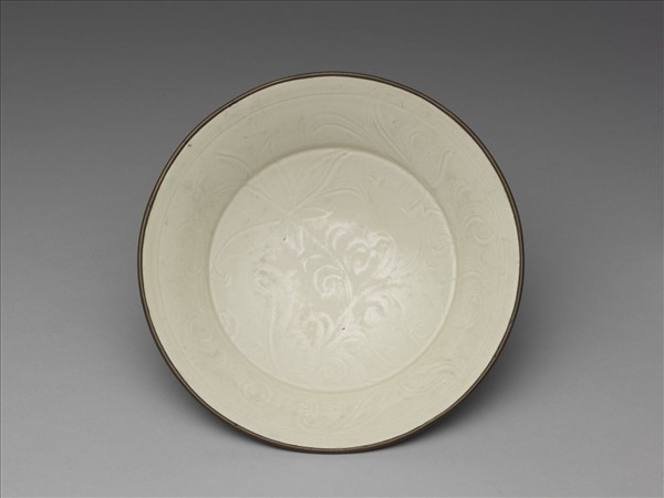 定窯 白瓷劃花蓮花紋折腰盤