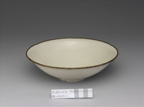 定窯 白瓷劃花雲龍紋葵瓣口碗