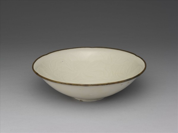 定窯 白瓷劃花雲龍紋葵瓣口碗