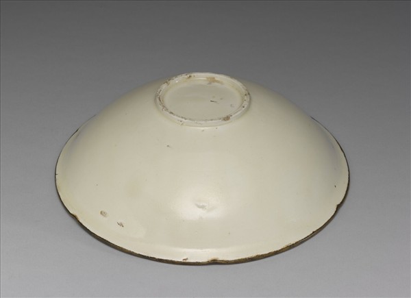 定窯 白瓷劃花雲龍紋葵瓣口碗