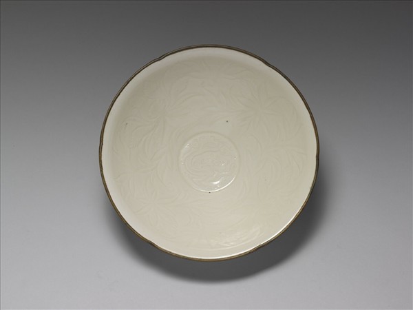 定窯 白瓷劃花雲龍紋葵瓣口碗