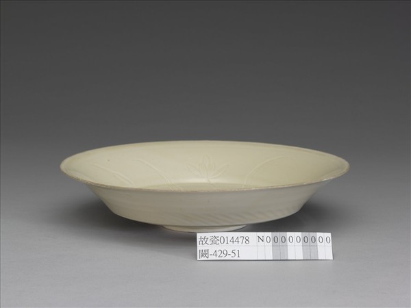 定窯 劃花蓮塘雙鳧折腰盤