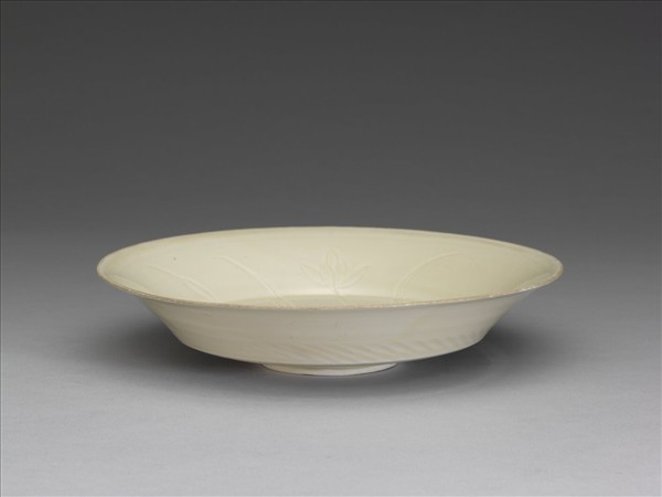 定窯 劃花蓮塘雙鳧折腰盤