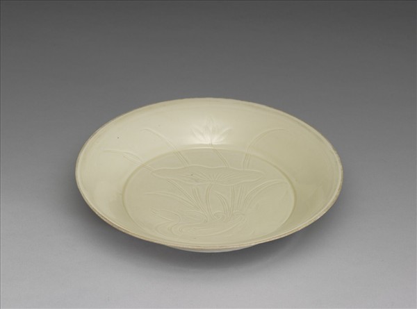 定窯 劃花蓮塘雙鳧折腰盤