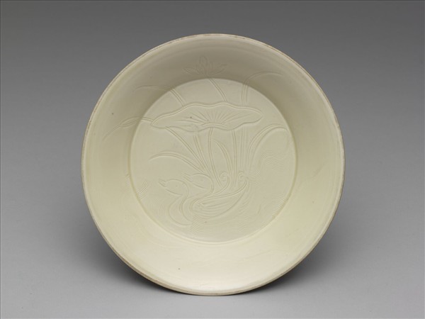 定窯 劃花蓮塘雙鳧折腰盤