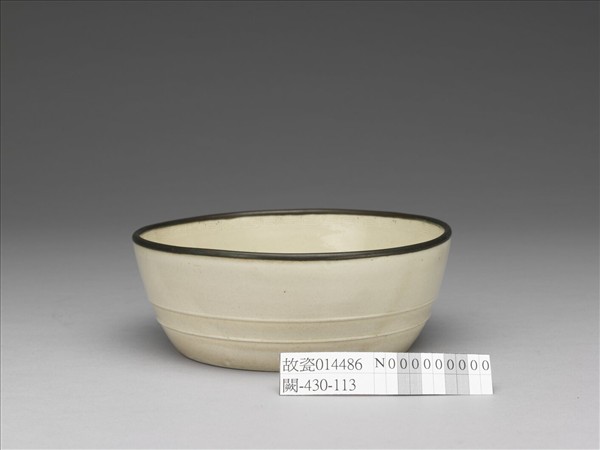 定窯 白瓷劃花梅花紋洗