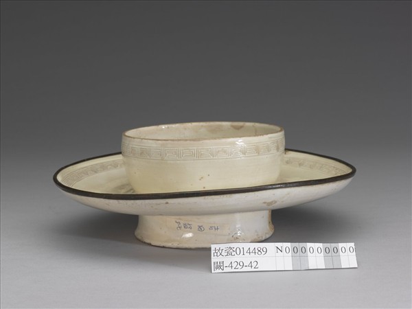 定窯 白瓷劃花回紋盞托