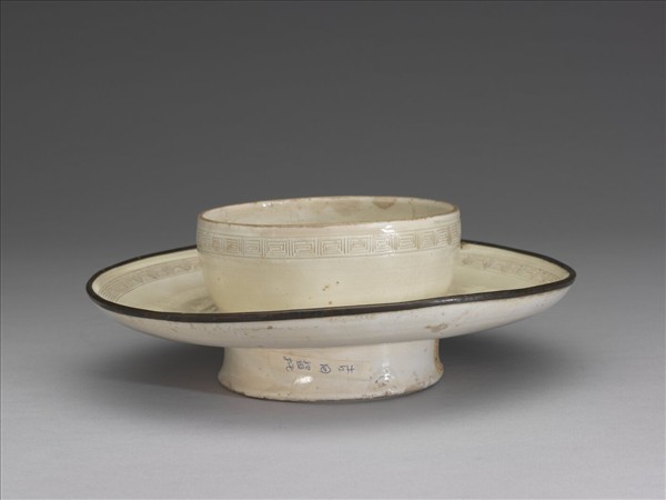 定窯 白瓷劃花回紋盞托