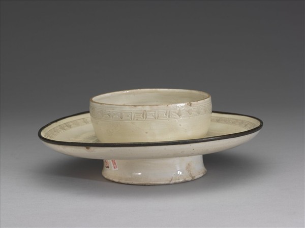 定窯 白瓷劃花回紋盞托