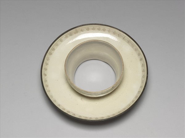 定窯 白瓷劃花回紋盞托