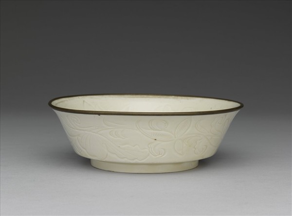 定窯 白釉劃花蓮花螭紋洗