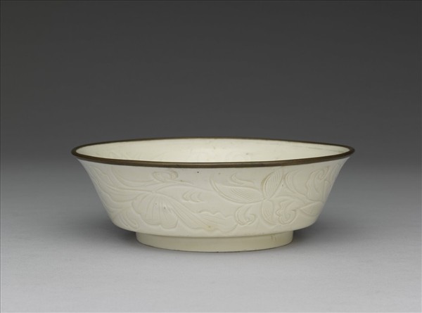 定窯 白釉劃花蓮花螭紋洗